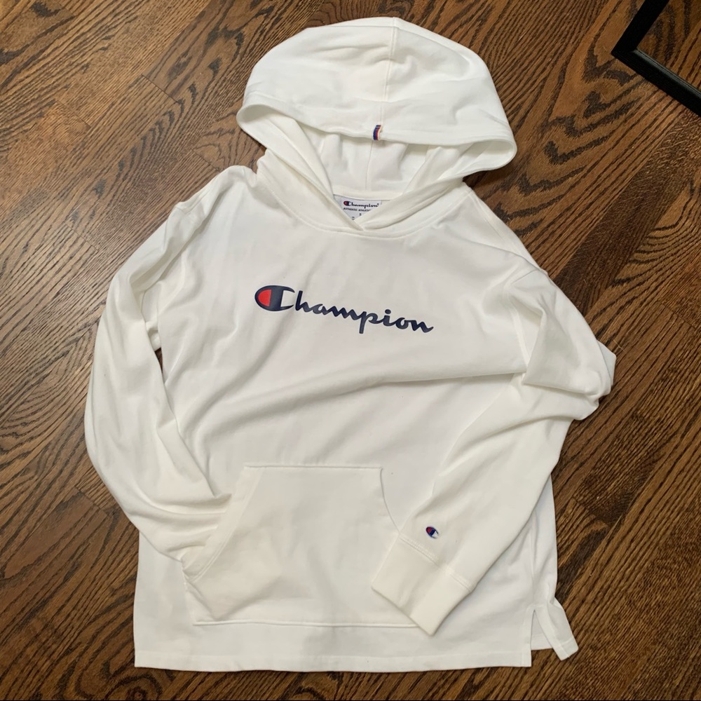 Champion - hoodie in white with logo and pocket